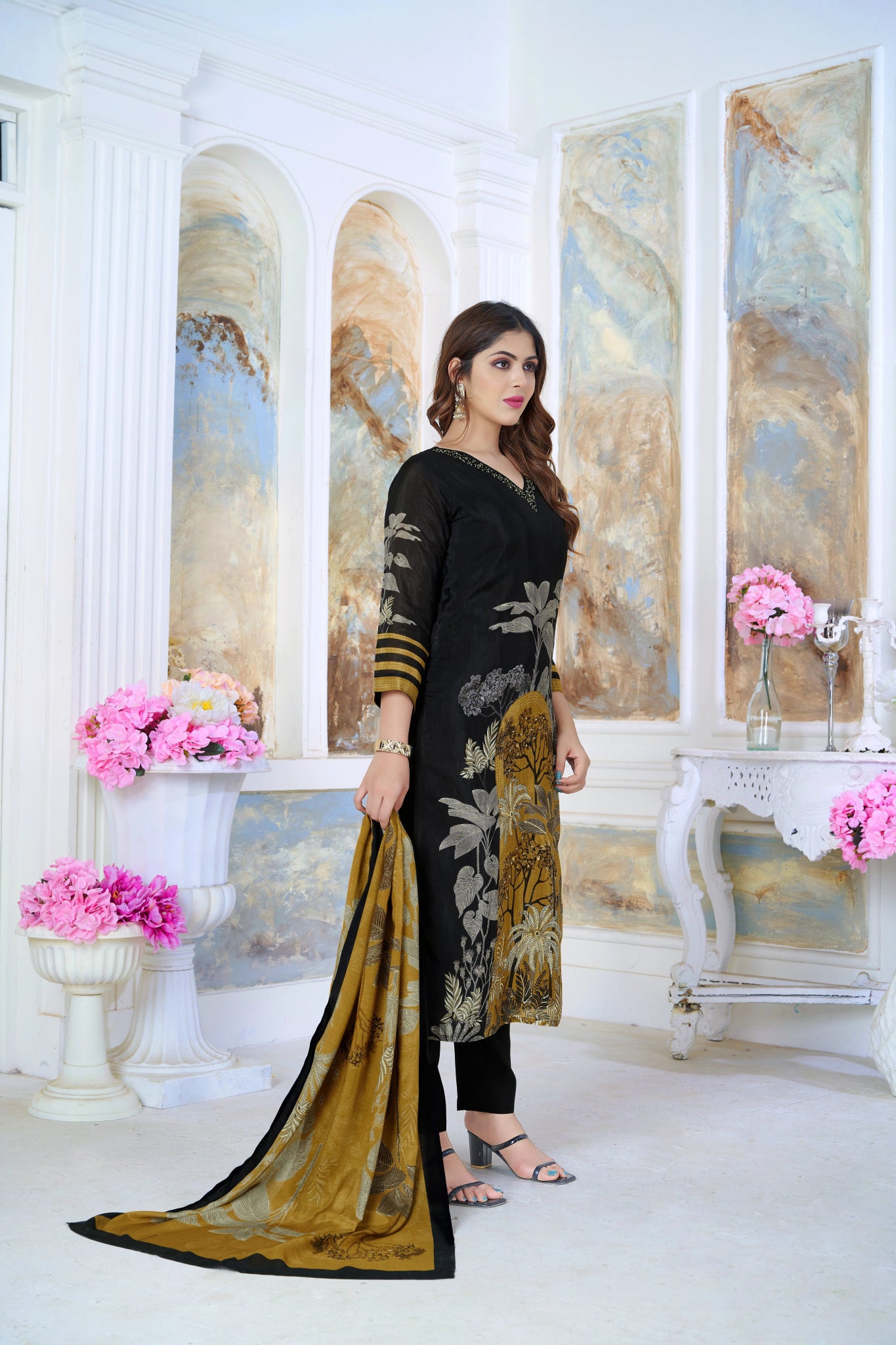 Shop premium women's ethnic suits – Avitra