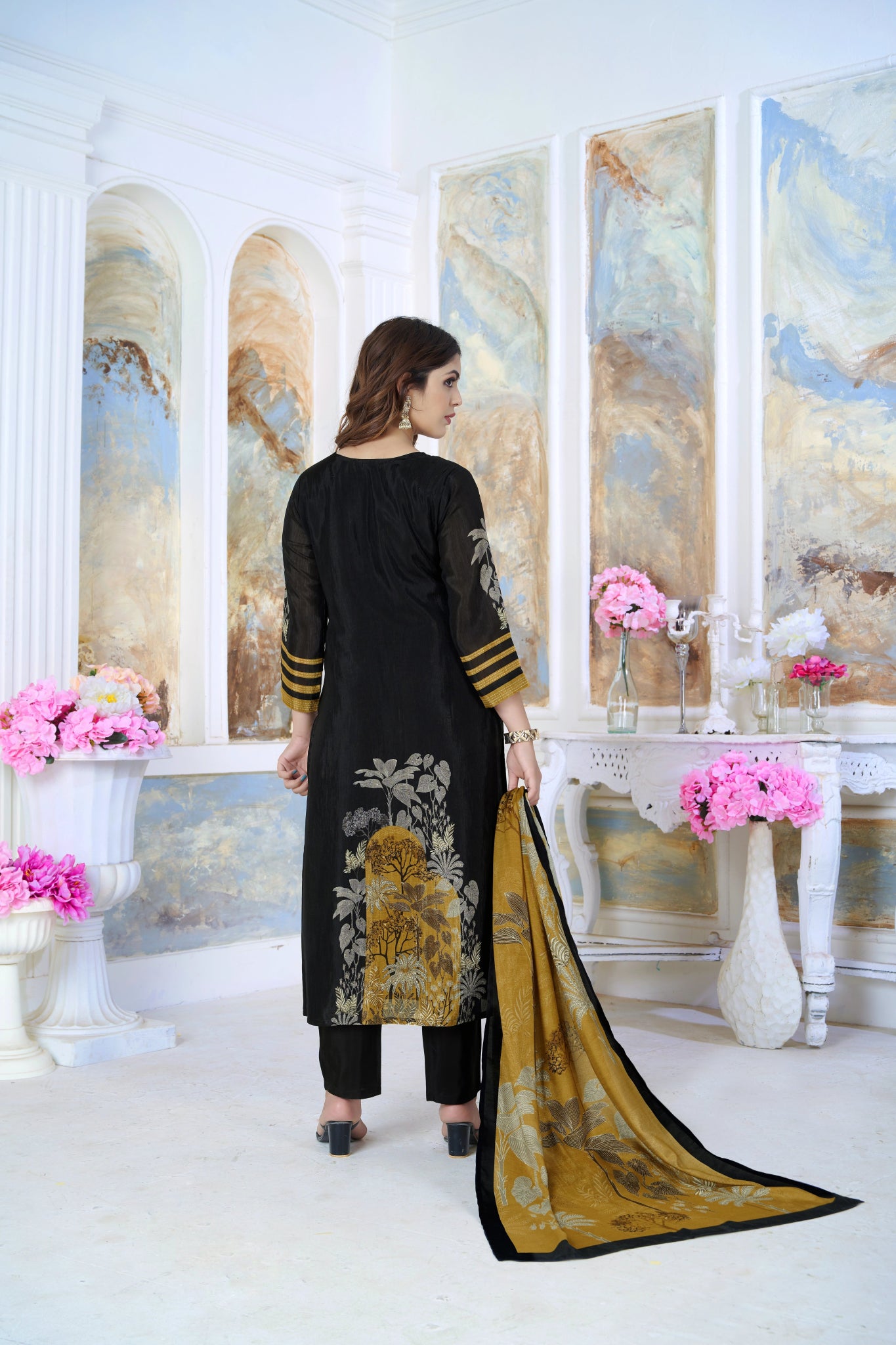 Shop premium women's ethnic suits – Avitra